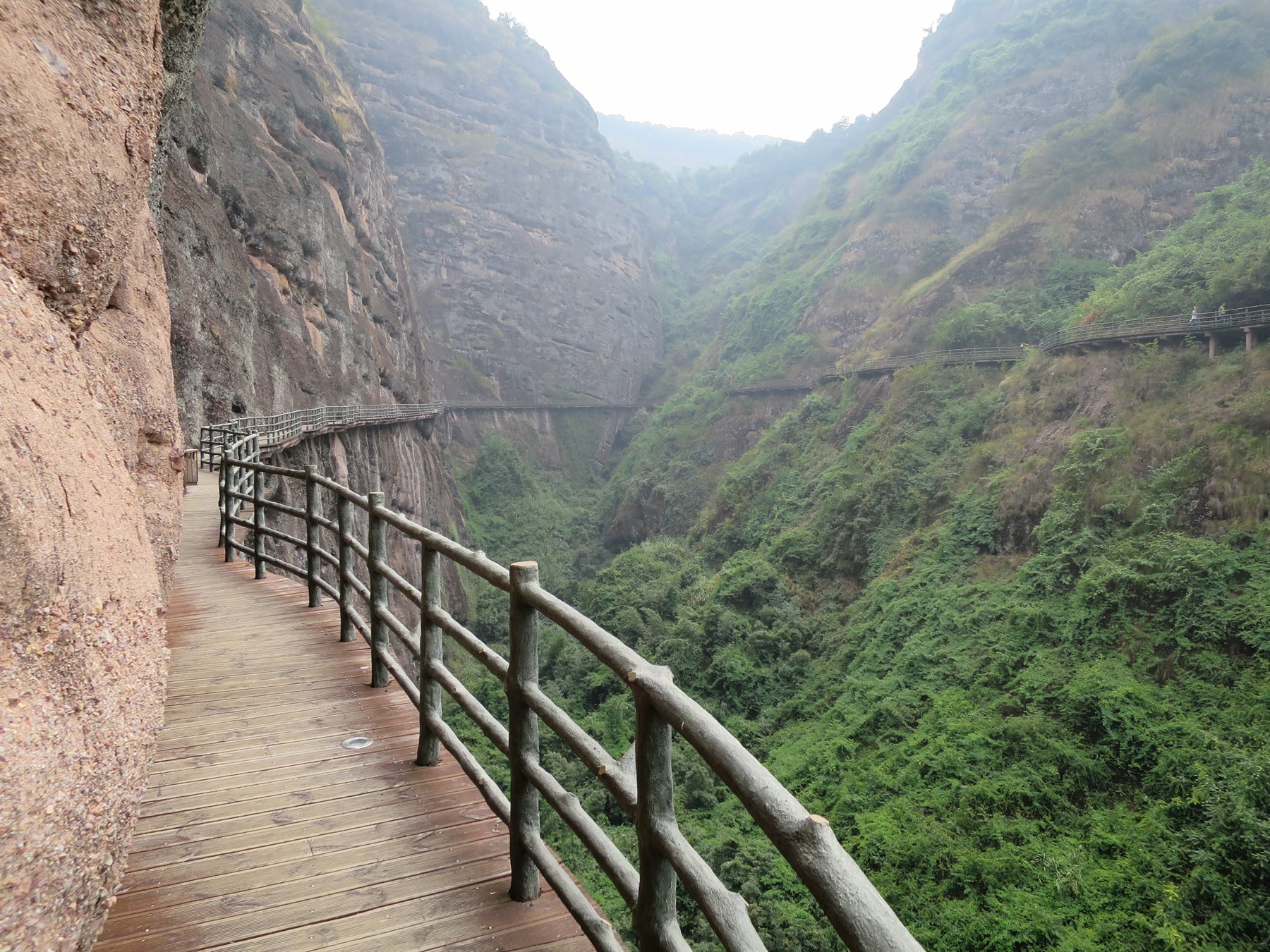 龙虎山栈道与峡谷景观